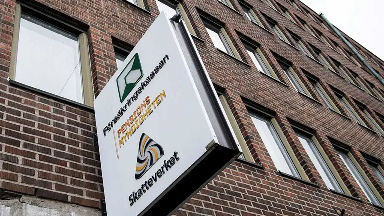 Skylt för Pensionsmyndigheten och Försäkringskassan på en tegelbyggnad. Här kan du få information om hur du betalar extra skatt.