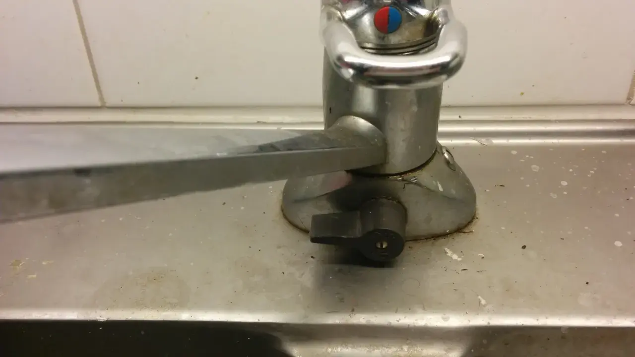 Kran med handtag för att reglera vatten till diskmaskin.