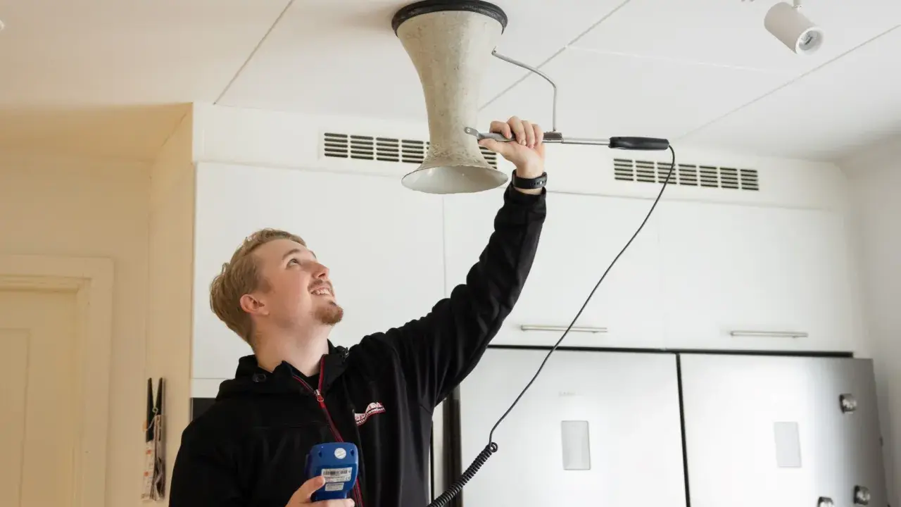Man mäter ventilationen i taket med en mätutrustning. Man undrar ovk hur ofta detta görs.