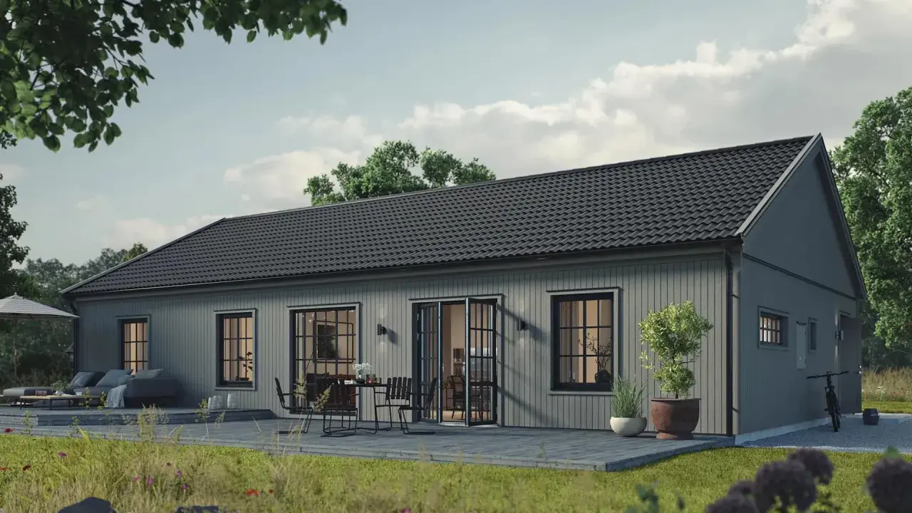 Grått enplanshus med altan och utemöbler. En cykel står parkerad vid husknuten. Drömmer du om ett eget hus med en bra kontantinsats?