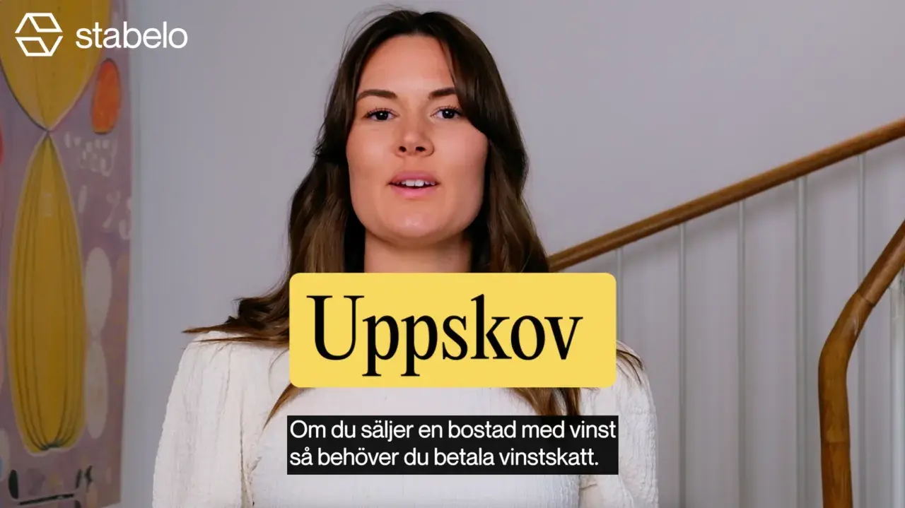 Kvinna pratar om uppskov av vinstskatt vid bostadsförsäljning.