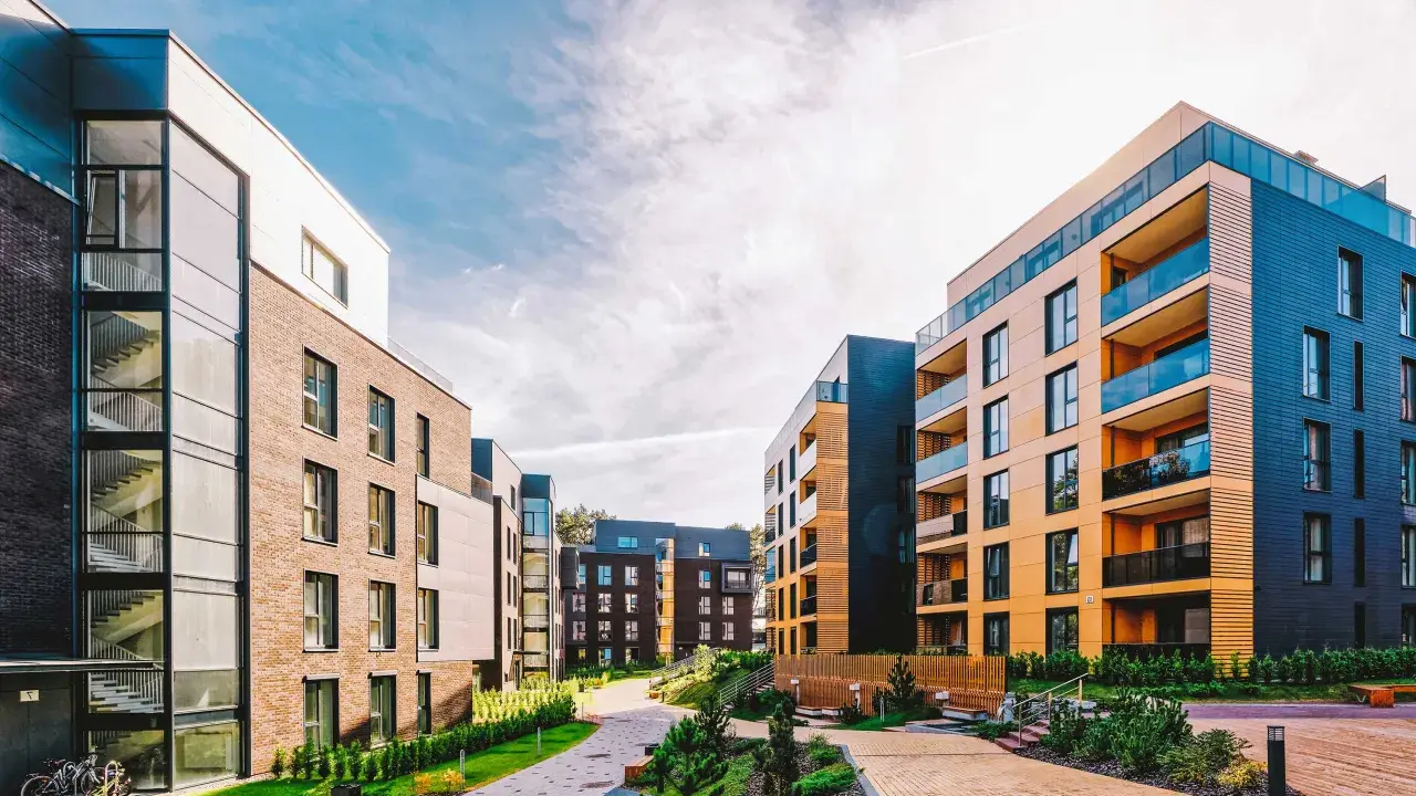 Moderna bostadsrätter med balkonger och grönytor. En välskött utemiljö som tyder på en genomtänkt underhållsplan brf.