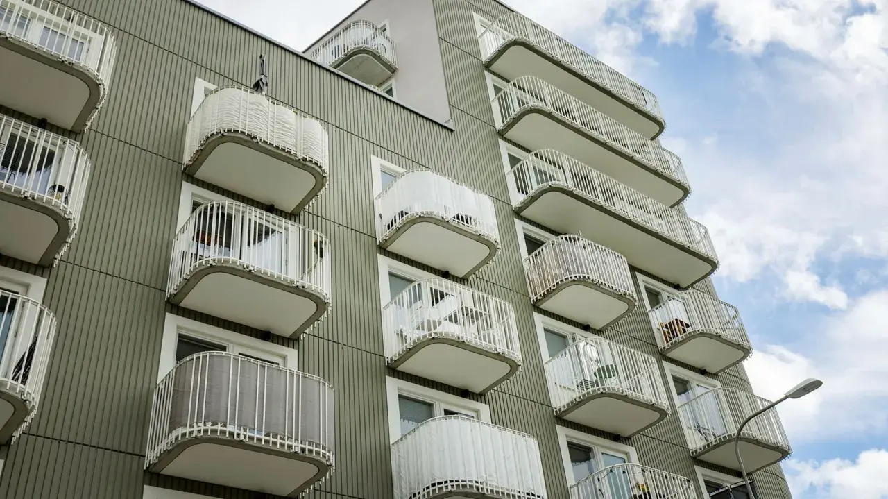 Modern lägenhetshus med många balkonger. Kanske dags att taxera om fastighet för att spegla dess värde?