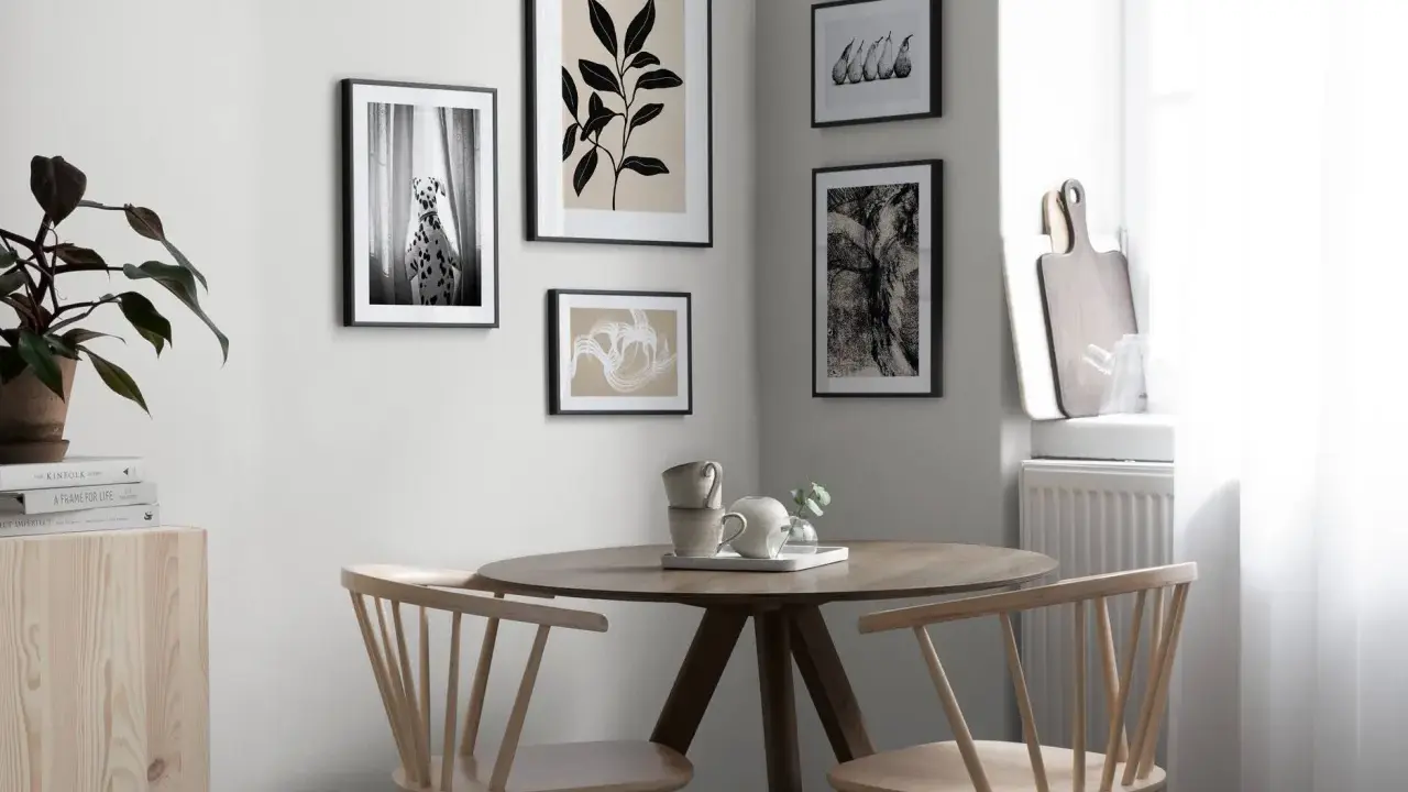 Tavellist inspiration vardagsrum med en dalmatiner, blad och abstrakt konst. Enkel och stilren inredning.