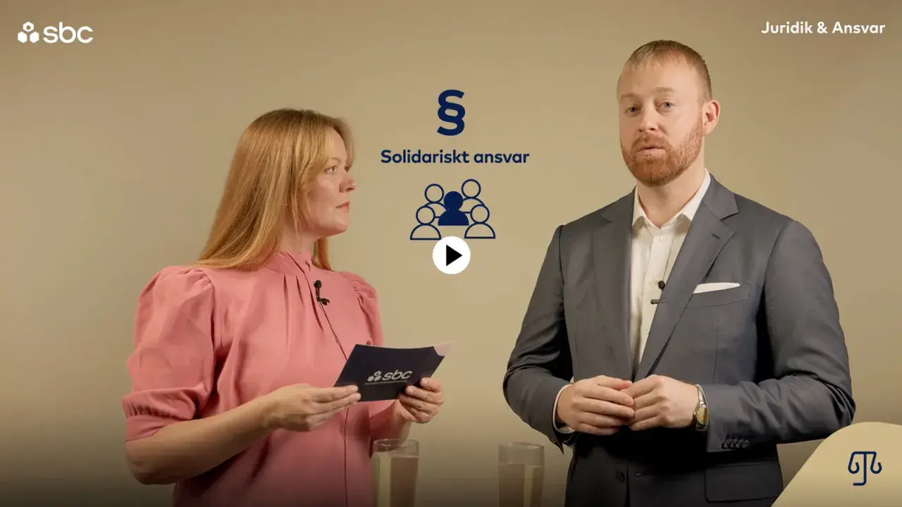 En kvinna och en man, troligen en ledamot i styrelsen, diskuterar "Solidariskt ansvar" framför en bakgrund med SBC-logotyp.