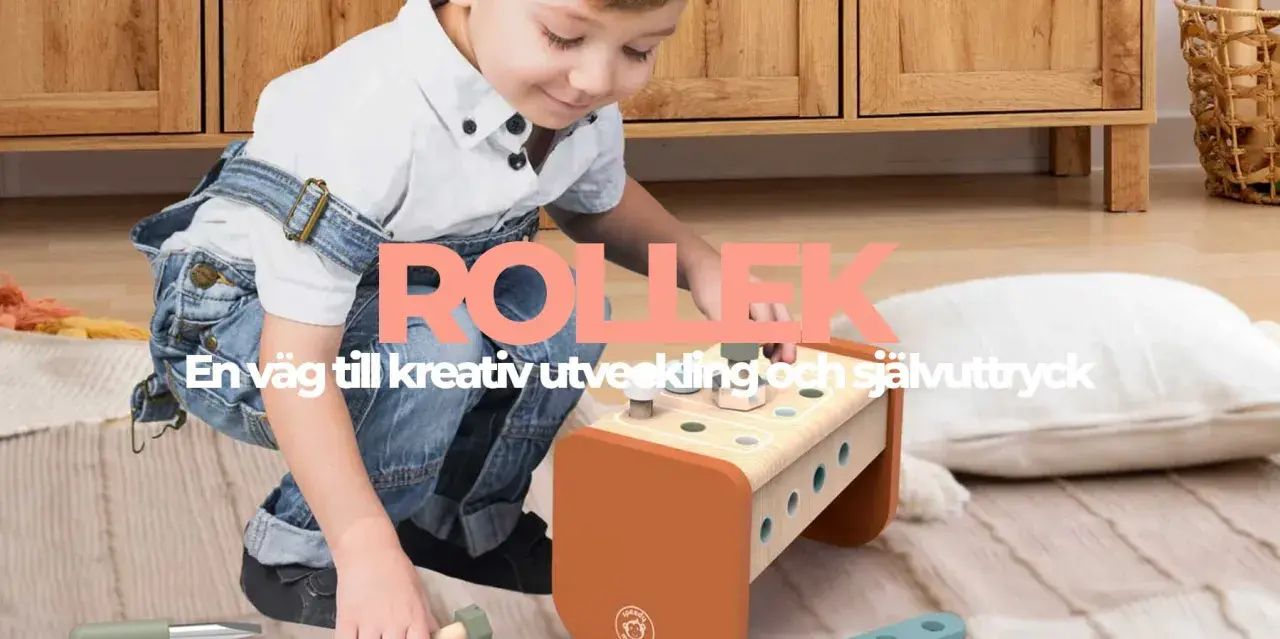 Barn leker med träleksaker, perfekt för inspiration till barnrummets hyllor. En väg till kreativ utveckling och självuttryck.