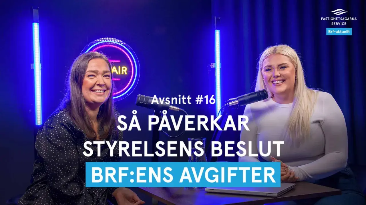 Två kvinnor diskuterar brf styrelse roller och hur styrelsens beslut påverkar avgifterna.