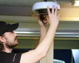 Tekniker installerar en övervakningskamera för kamerabevakning brf.