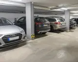 Parkeringsplats i garage med flera bilar. Kanske ett avtal parkeringsplats brf som reglerar användningen.