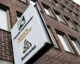 Skylt för Pensionsmyndigheten och Försäkringskassan på en tegelbyggnad. Här kan du få information om hur du betalar extra skatt.