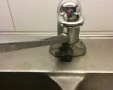 Kran med handtag för att reglera vatten till diskmaskin.