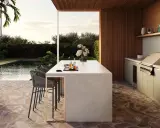 En uteplats med pool och grillplats. En köksö med barstolar och en matplats. Medelhavs inredning med trädetaljer och stenläggning.