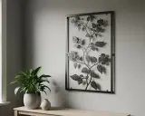 Väggdekoration i metall med blommor och blad, perfekt för att förhöja din inredning. Gröna växter och en vas bidrar till en lugn atmosfär.