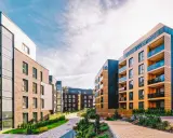 Moderna bostadsrätter med balkonger och grönytor. En välskött utemiljö som tyder på en genomtänkt underhållsplan brf.