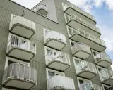 Modern lägenhetshus med många balkonger. Kanske dags att taxera om fastighet för att spegla dess värde?