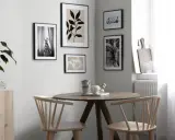 Tavellist inspiration vardagsrum med en dalmatiner, blad och abstrakt konst. Enkel och stilren inredning.