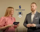 En kvinna och en man, troligen en ledamot i styrelsen, diskuterar "Solidariskt ansvar" framför en bakgrund med SBC-logotyp.