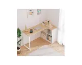 Hörnbord med bokhylla, perfekt skrivbord barn inspo. Ljus träyta, vit stomme, laptop, växter och böcker.