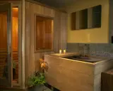 En avkopplande oas med bastu och träbadkar. Perfekt hemmaspa inspiration för lugn och ro.