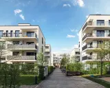 Moderna bostadshus med balkonger och grönska. En lugn innergård med gångväg, bänk och cyklar. Perfekt för en trygg boendemiljö, som en revisor brf skulle uppskatta.