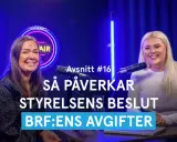 Två kvinnor diskuterar brf styrelse roller och hur styrelsens beslut påverkar avgifterna.