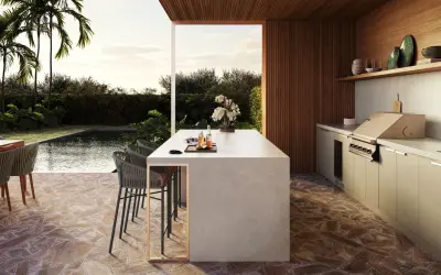 En uteplats med pool och grillplats. En köksö med barstolar och en matplats. Medelhavs inredning med trädetaljer och stenläggning.