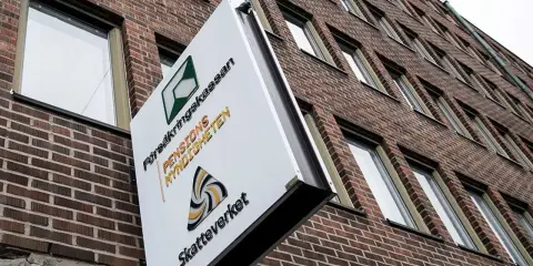 Skylt för Pensionsmyndigheten och Försäkringskassan på en tegelbyggnad. Här kan du få information om hur du betalar extra skatt.