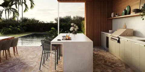 En uteplats med pool och grillplats. En köksö med barstolar och en matplats. Medelhavs inredning med trädetaljer och stenläggning.