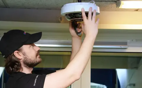 Tekniker installerar en övervakningskamera för kamerabevakning brf.