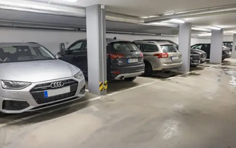 Parkeringsplats i garage med flera bilar. Kanske ett avtal parkeringsplats brf som reglerar användningen.