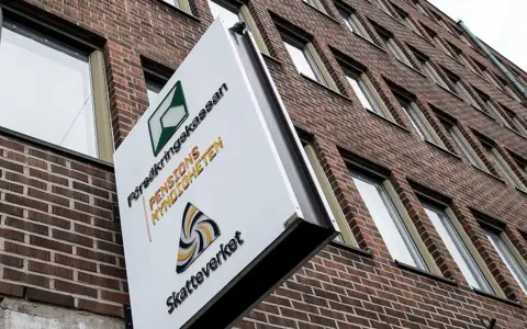 Skylt för Pensionsmyndigheten och Försäkringskassan på en tegelbyggnad. Här kan du få information om hur du betalar extra skatt.