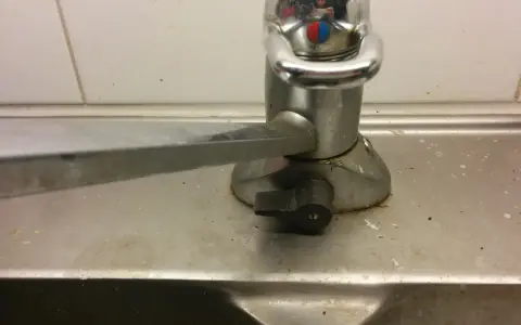 Kran med handtag för att reglera vatten till diskmaskin.