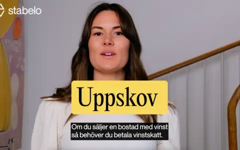 Kvinna pratar om uppskov av vinstskatt vid bostadsförsäljning.