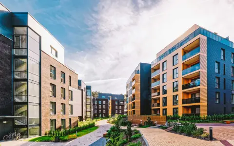Moderna bostadsrätter med balkonger och grönytor. En välskött utemiljö som tyder på en genomtänkt underhållsplan brf.