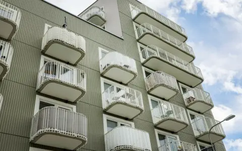 Modern lägenhetshus med många balkonger. Kanske dags att taxera om fastighet för att spegla dess värde?