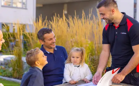 Familj samtalas med representant från SafeTeam, vilket skapar en trygg brf-miljö.