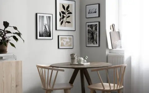 Tavellist inspiration vardagsrum med en dalmatiner, blad och abstrakt konst. Enkel och stilren inredning.