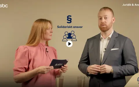En kvinna och en man, troligen en ledamot i styrelsen, diskuterar "Solidariskt ansvar" framför en bakgrund med SBC-logotyp.