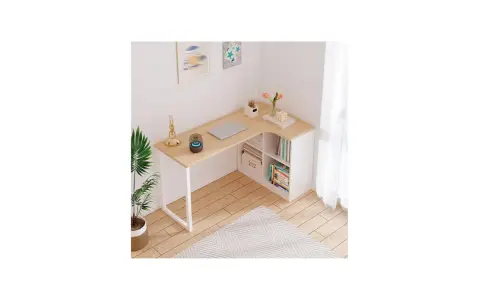 Hörnbord med bokhylla, perfekt skrivbord barn inspo. Ljus träyta, vit stomme, laptop, växter och böcker.
