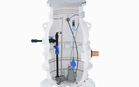 Detaljerad vy av en avloppspump till kommunalt avlopp, visar pumpen, rör och ventiler inuti en vit tank.
