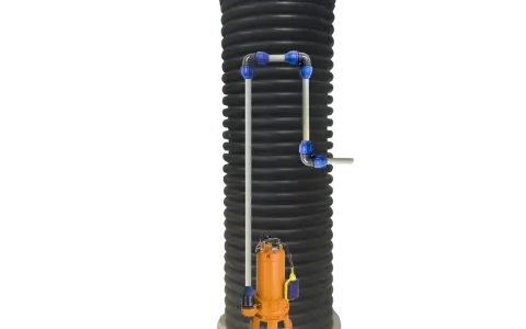 Brunn med pump som driver upp vatten.