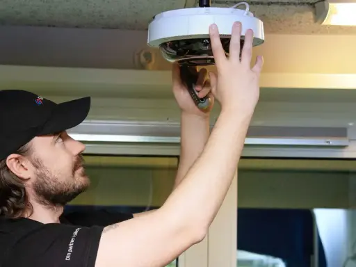 Tekniker installerar en övervakningskamera för kamerabevakning brf.