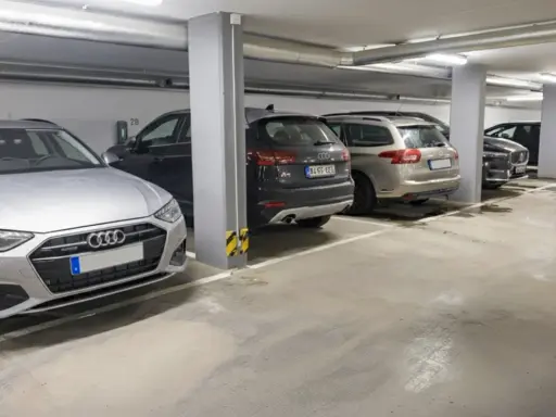 Parkeringsplats i garage med flera bilar. Kanske ett avtal parkeringsplats brf som reglerar användningen.