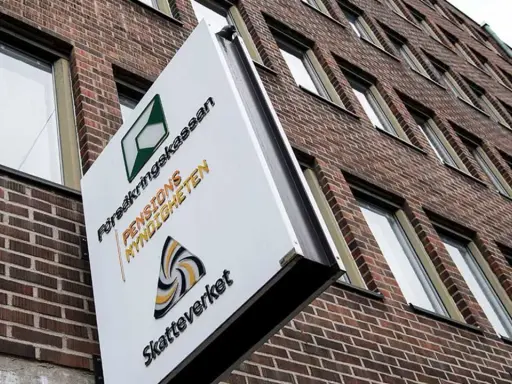 Skylt för Pensionsmyndigheten och Försäkringskassan på en tegelbyggnad. Här kan du få information om hur du betalar extra skatt.
