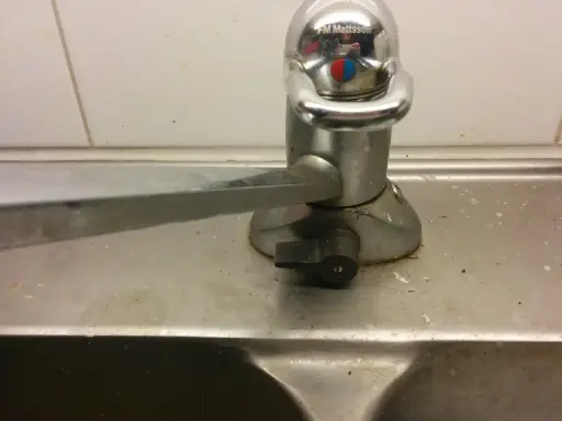Kran med handtag för att reglera vatten till diskmaskin.