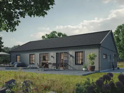 Grått enplanshus med altan och utemöbler. En cykel står parkerad vid husknuten. Drömmer du om ett eget hus med en bra kontantinsats?