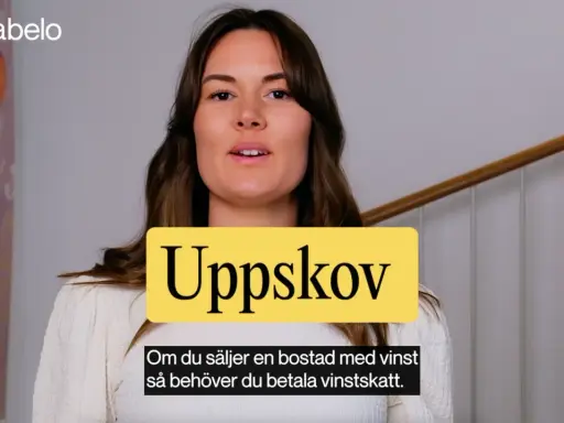 Kvinna pratar om uppskov av vinstskatt vid bostadsförsäljning.