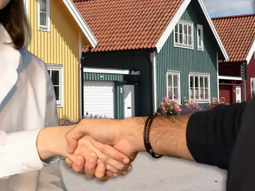 Handslag framför färgglada hus. Kanske en affär som gör det möjligt att **låna till handpenning** för drömhuset.