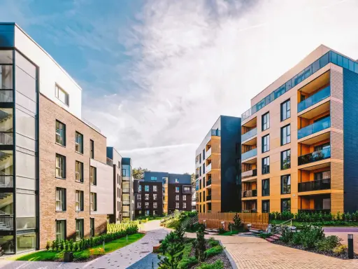 Moderna bostadsrätter med balkonger och grönytor. En välskött utemiljö som tyder på en genomtänkt underhållsplan brf.