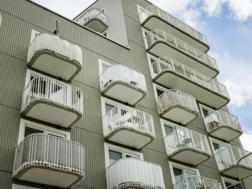 Modern lägenhetshus med många balkonger. Kanske dags att taxera om fastighet för att spegla dess värde?